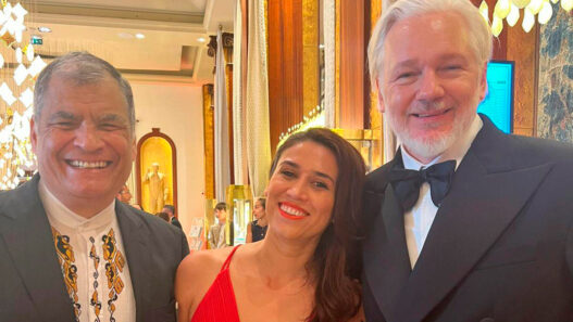 Alejandra Cardona, Rafael Correa y Julian Assange en el Festival de Cannes