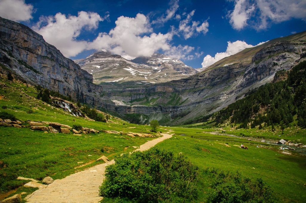 El poder del silencio: escenas que hablan por sí solas 11 Valle de Ordesa y Monte Perdido con nubes. - Pirineos