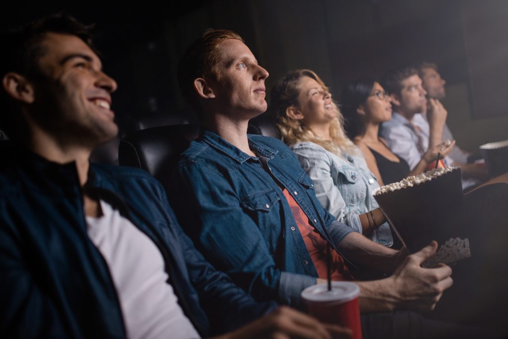 Cine y memorias, como las películas salvan lo que el tiempo borra 12 Rodar en Aragón - Personas viendo una película