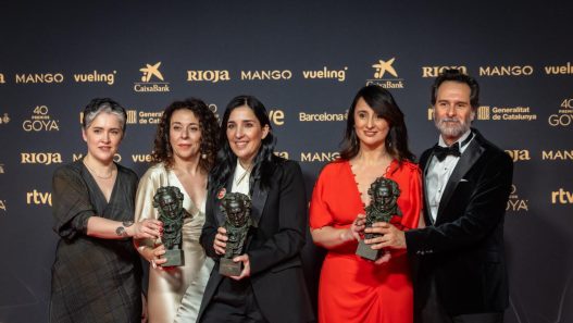 La directora Alauda Ruiz de Azúa y los productores posan con los Goyas a mejor guion original, mejor dirección y mejor película por 'Los domingos'.