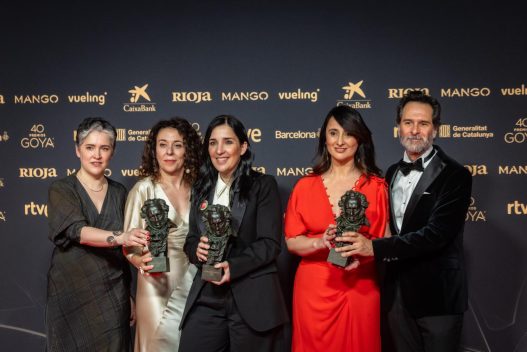 La directora Alauda Ruiz de Azúa y los productores posan con los Goyas a mejor guion original, mejor dirección y mejor película por 'Los domingos'.