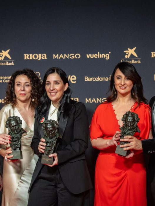 La directora Alauda Ruiz de Azúa y los productores posan con los Goyas a mejor guion original, mejor dirección y mejor película por 'Los domingos'.